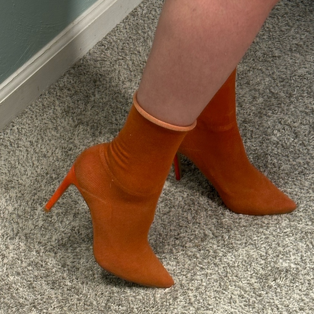 BEBO Women’s unique orange sock high heels sz 7